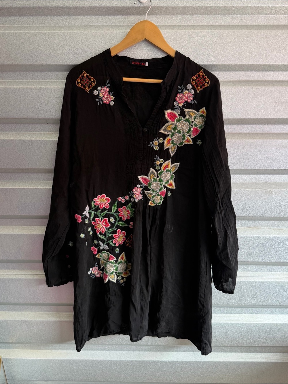 Johnny Was v-neck long sleeve embroidered tunic